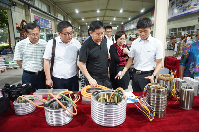 10月14日至15日,区委书记尹志军率队赴广州,到企业参观考察,开展招商